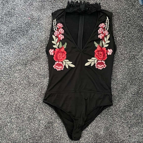 Banjul Pants - Black body suit with red flower fabrique